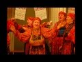 Слайдкаст. На фольклорном празднике в Саратове бабушки танцуют на лавках 