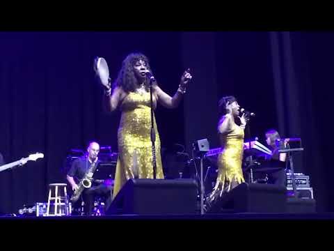 Martha Reeves & The Vandellas -  Heat Wave - live Coney Island August 2017