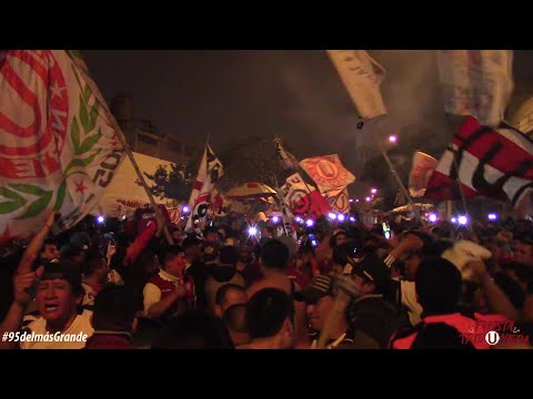 "Banderazo por los 95 años del Club Universitario de Deportes" Barra: Trinchera Norte • Club: Universitario de Deportes • País: Peru