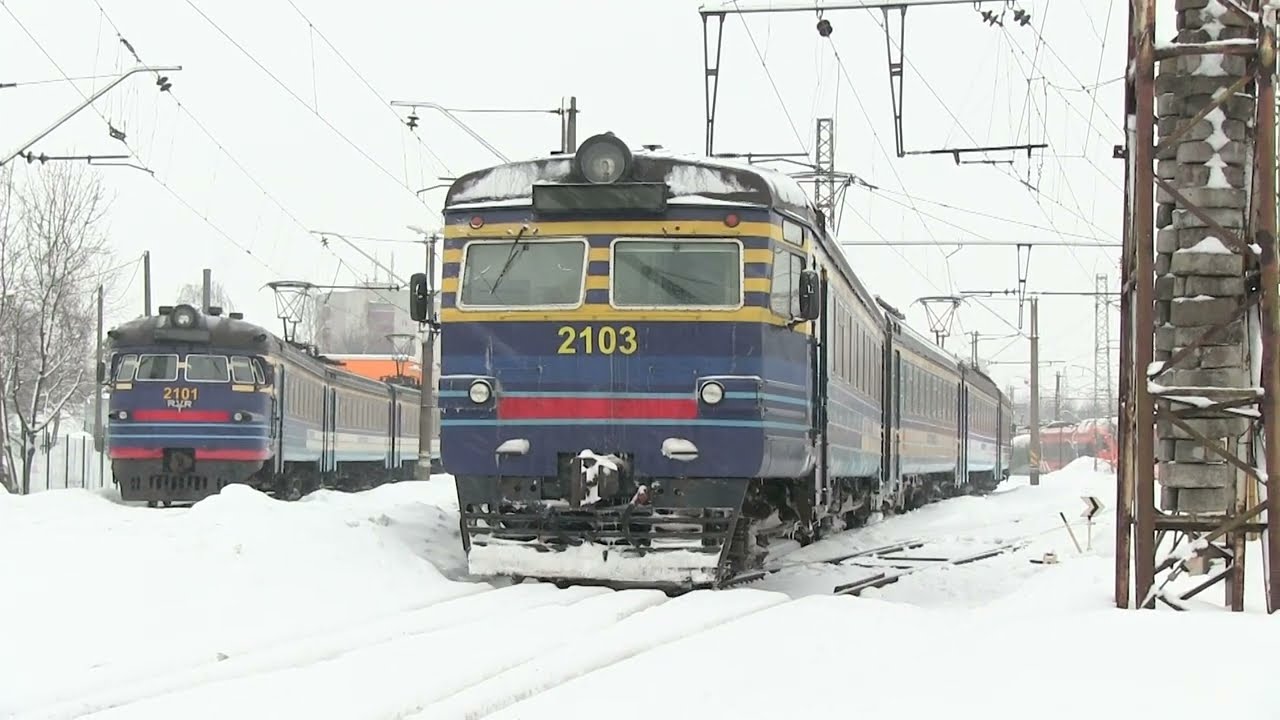 Электропоезда ЭР2-1032 и 1027 / ER2-1032 and 1027 EMU's at Pääsküla depot
