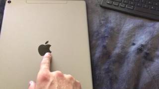 Apple iPad Pro 12.9 Wi-Fi 32GB Gold (ML0H2) - відео 9