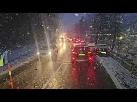 Trafic intens pe DN 7 - Valea Oltului. Atenție, ninge abundent!