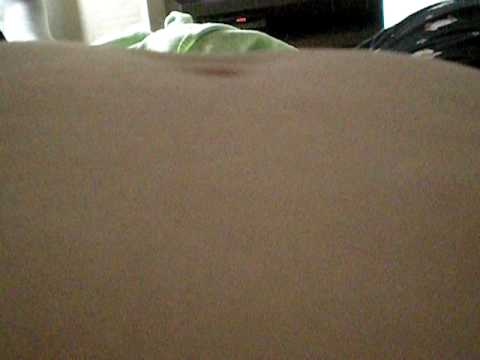 Unser Sohn hat Schluckauf und wühlt herum