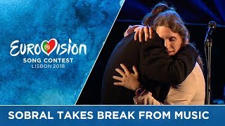 Emotional performance of Amar Pelos Dois at Salvador Sobral&#39;s farewell concert