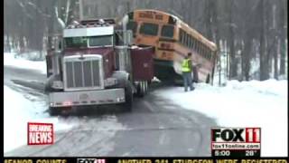 preview picture of video 'School bus rollover in Suamico'