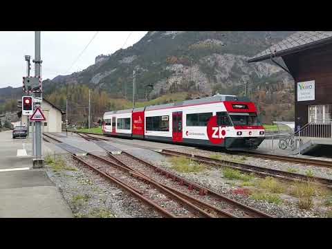 Triebzug der Zentralbahn zb/Innertkirchen Bahn/Ausfahrt Bahnhof Innertkirchen/Richtung Meiringen OW