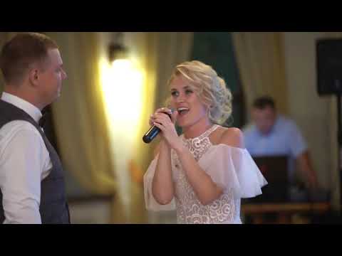 Невеста поёт на свадьбе для родителей казахская. Свадебные песни родители. Невеста поет на свадьбе песню родителям. Свадебные песни родители. Мама поёт на свадьбе у сына.