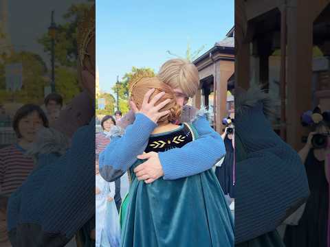 Anna trying to surprise Kristoff is the cutest thing ever #truelove #disneyland #frozen