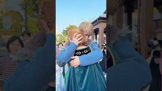 Anna trying to surprise Kristoff is the cutest thing ever #truelove #disneyland #frozen