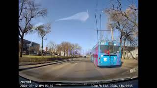 На проспекте в Николаеве водители маневрируют между «квадратами» вырезанного асфальта (видео)