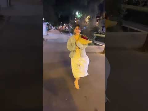Hansika Motwani Amazing Walking Style with Bouquet of flowers New Video