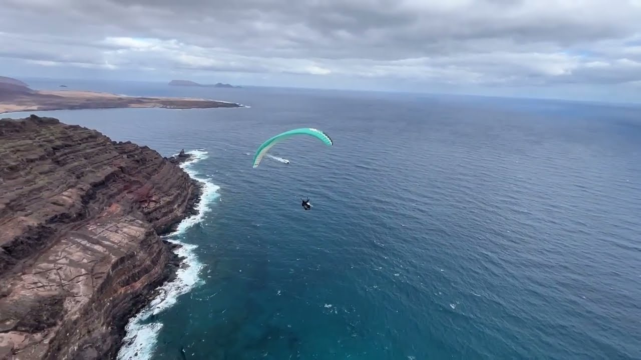 Paragliding between Lanzarote and La Graciosa