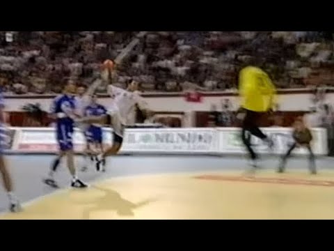 Parada de Torrego y gol de Colón. Supercopa 2002/03. Ademar-San Antonio. Final. León. Plaza de Toros