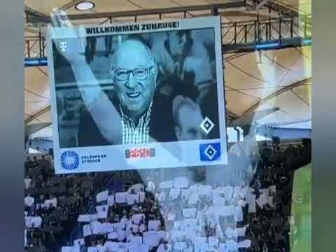 Schweigeminute für Uns Uwe Seeler im Volksparkstadion