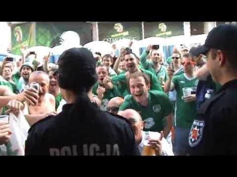 EURO 2012 song, Kibice z Irlandii podrywaja policjantkę.Irish supporters singing to hot