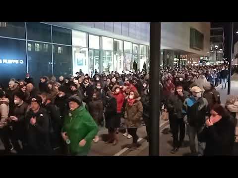 Ulm 4. 2. 2022 Anwohner jubeln  Spaziergängern zu. Je höher der Druck wird, desto mehr stehen auf.