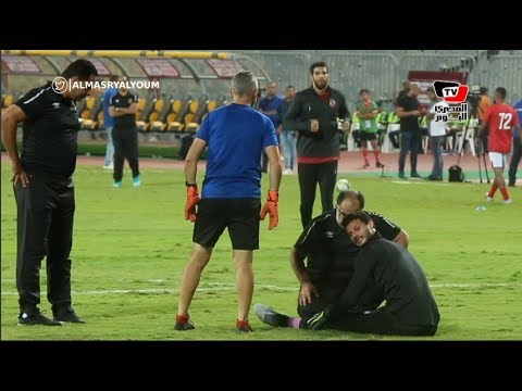شريف إكرامي يؤازر «الشناوي» لحظة إصابته أثناء الإحماء قبل مباراة كانو سبورت