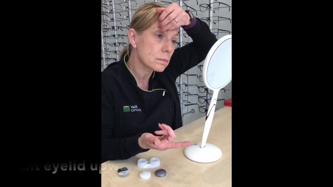 How to insert your contact lenses