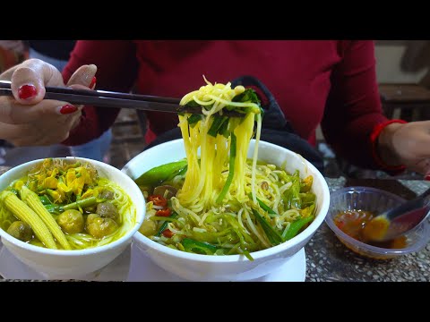 Yellow Noodle Beef Soup, Nom Banhjok Sraos - Breakfast @ Takhamo market - Cambodian street food
