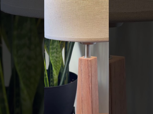 Vídeo relacionado con Lámpara de mesa BARCELONA LED dorado, cristal opal y aluminio metálico, diseño grande clásico y moderno, estilo retro y lujo para dormitorio, salón y escritorio