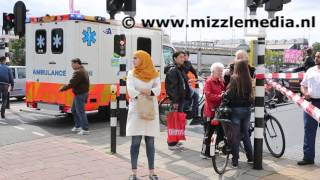 preview picture of video 'Politiemotor en scooter met elkaar in botsing op de Azieweg in Schalkwijk Haarlem'