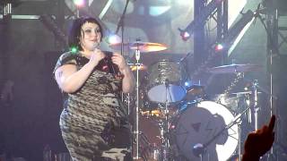 Beth Ditto - I Will Always Love You LIVE (Philipshalle Düsseldorf 08/12/2010)
