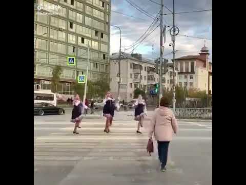 Танец на пешеходном переходе в Якутске поделил горожан на два лагеря Танец на пешеходном переходе в Якутске поделил горожан на два лагеря