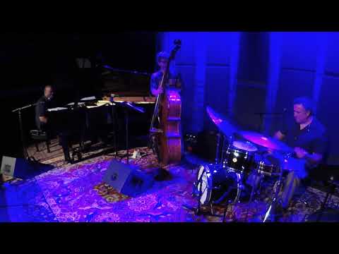 The Sassy Dog / Trio Nexus Live at Evanston Space / Reggie Thomas, Dennis Carroll, George Fludas