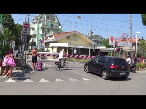 Passaggio a livello di via Fratelli Cervi in HD - Bellaria (RN) / Level Crossing / passage à niveau
