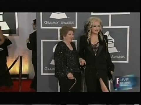 Cyndi Lauper e mãe no tapete vemelho do Grammy 2012
