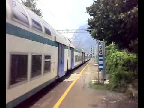 E464 titolare del regionale milano-porta garibaldi- domodossola...notate il saluto con il faro