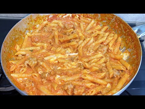 PASTA CON SALSICCIA PANNA E POMODORO