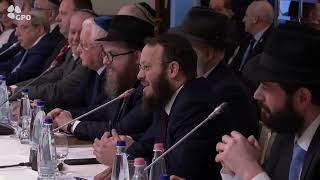 ראש הממשלה בנימין נתניהו ורעייתו שרה נתניהו נפגשו עם ראשי הקהילות היהודיות בהונגריה (עדכוני משרד ראש הממשלה) - התמונה מוצגת ישירות מתוך אתר האינטרנט יוטיוב. זכויות היוצרים בתמונה שייכות ליוצרה. קישור קרדיט למקור התוכן נמצא בתוך דף הסרטון