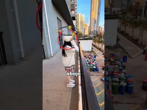 ¡Saltó desde arriba para coger la bolsa! 😱😂 #shorts