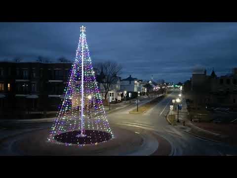 New Bern, NC E Front St and Christmas tree 12 14 21