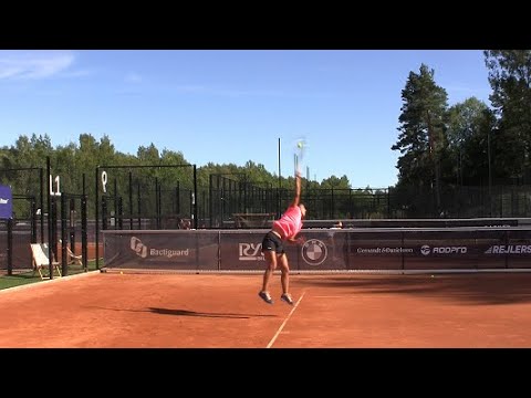 Sofia Nami Samavati -  fokus på serven