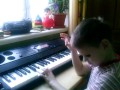 Незрячий ребенок-самоучка играет на синтезаторе 