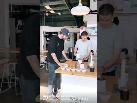 Jimmy treinando um barista local. Gostaria de treinar com Jimmy? #barista #shorts #coffee #cafe