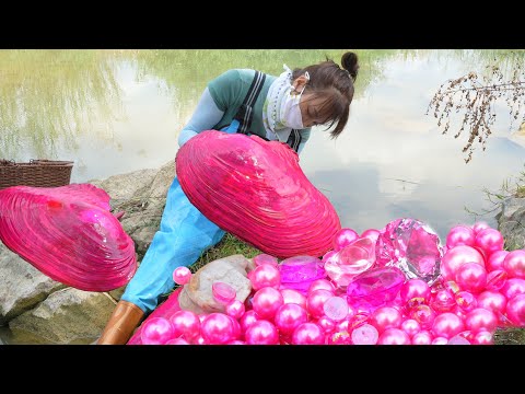 🔥🔥Stunning Discovery by the River's Edge: Beautiful Girl Finds Rare Gems Inside Bizarre Mussel Shell