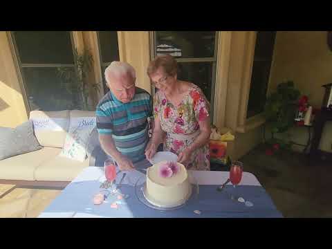 Cindy & Lucian cut their cake!