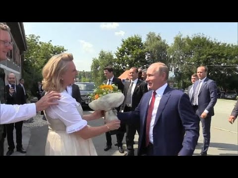 شاهد بوتين الذي لا يبتسم.. يضحك ويرقص ويتحدث الألمانية