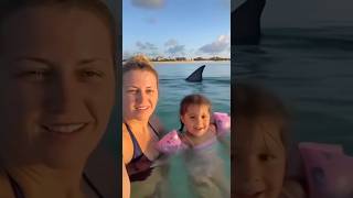 She thought it was a little fish… but mom saw something terrifying. 🦈😨