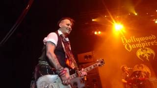 Hollywood Vampires- School's Out / Brick in the wall [Live] Fargo ND front row!