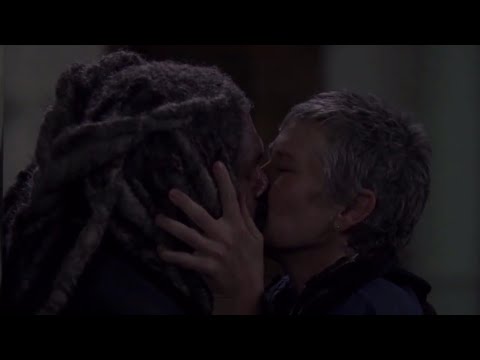 The Walking Dead 9x01 - Ezekiel Almost Falls To His Death
