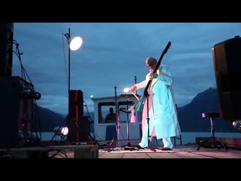 l'heure bleue - Mich Gerber bespielt die blaue Stunde auf dem Brienzersee