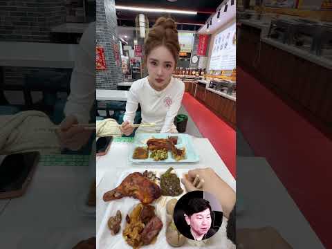 Сяо Кала с подругой в кафе