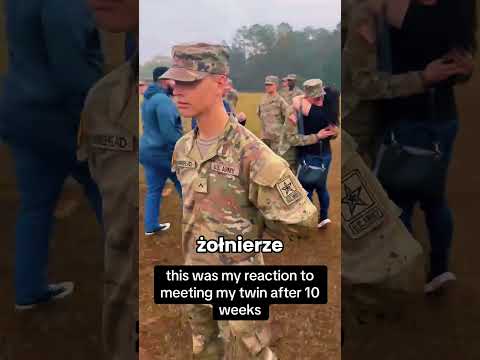 Powitanie żołnierza przez jego siostrę bliźniaczkę jest taka urocza ❤️