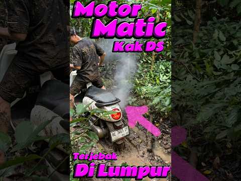 Motor matic kak DS terjebak dilumpur #comedy #minivlog #anakdesa #motor #makam #seram
