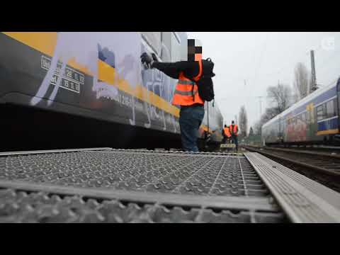 BREMEN S-BAHN #graffiti #train #bremen #clok #thenature #puc #spraydaily #bombing  #loop #bigchill