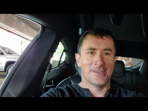 Cargando el Tesla Model S en un cargador alternativo Chargepoint en Austin, Texas